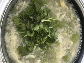 12.	出锅前放入切碎的香菜