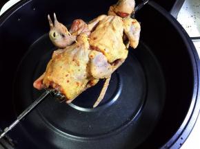 腌制后的乳鸽串在烤架上