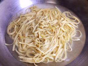 锅中烧开水，放入干豆腐丝烫熟