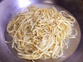 锅中烧开水，放入干豆腐丝烫熟