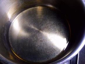 锅中热油，6分热即可熄火