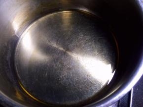 锅中热油，6分热即可熄火