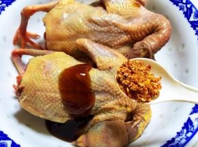 放入辣椒粉