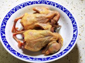 乳鸽清洗干净，沥干水分