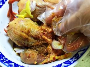 用调料给乳鸽按摩几分钟