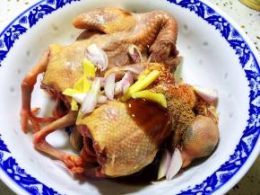 放入毛葱和生姜碎