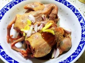放入毛葱和生姜碎