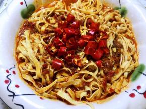 干红辣椒圈放干豆腐上