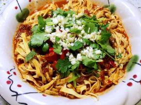 放蒜末，可以把干红辣椒的籽放最上面，也可以不放