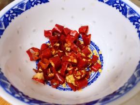 干红辣椒切成小圈