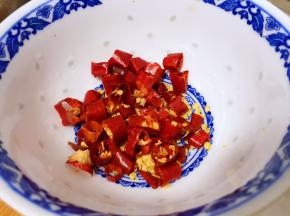 干红辣椒切成小圈