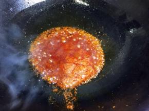 锅中放少许油，油热放入麻辣香锅调料炒匀