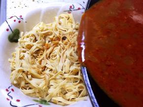 麻辣汤汁淋在干豆腐上