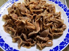 洗净血沫，沥干水分