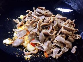 放入鸡胗翻炒片刻