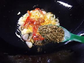 放入孜然粒