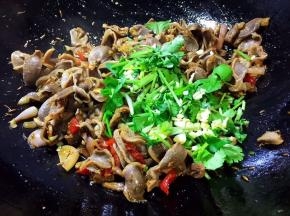 撒香菜段和蒜末