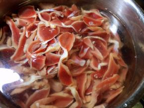 鸡胗凉水下锅，快速焯烫一下捞出