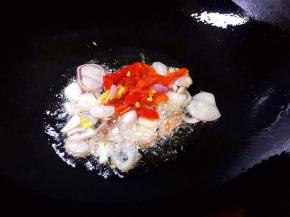 油锅烧热，放入毛葱和辣椒丝爆香