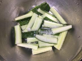 装入盆中，放入半勺盐、1勺糖后抓均匀，并腌制半小时左右至出水；