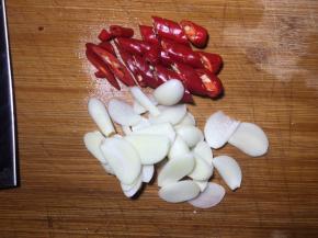 大蒜切薄片、辣椒切碎；