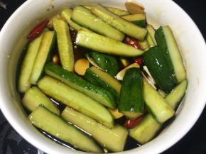 再将调好的酱汁倒入黄瓜碗中；