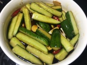 再将调好的酱汁倒入黄瓜碗中；