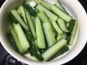 将腌制出的水倒掉，并放入碗中；