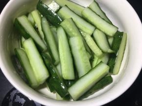 将腌制出的水倒掉，并放入碗中；