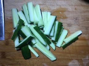 黄瓜清洗干净，然后切段再切成条；