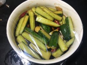 搅拌均匀后盖上保鲜膜，放入冰箱冷藏过夜即可；