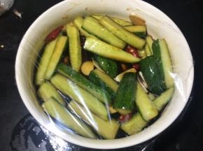 搅拌均匀后盖上保鲜膜，放入冰箱冷藏过夜即可；