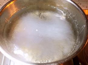 锅中烧开水，放入粉丝后马上捞出