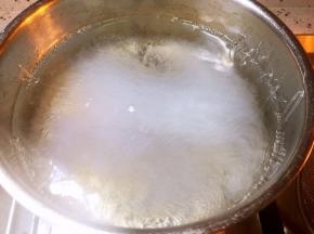 锅中烧开水，放入粉丝后马上捞出