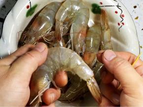 用牙签挑出虾线