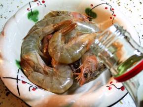 倒入料酒腌制5分钟