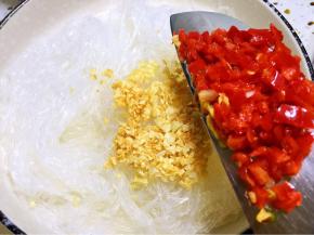 粉丝中放入辣椒碎