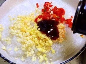放入五香粉