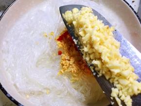 放入另一半蒜末