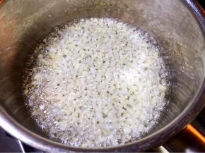 锅中放油烧热，熄火后放入一半的大蒜末爆香