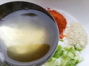 淋入一大勺热油。