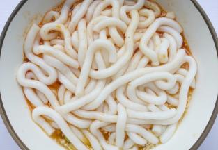 土豆粉煮熟捞起放入酸辣汁中。