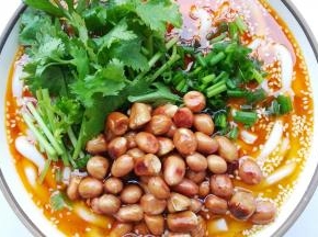 铺上香菜，葱，熟花生米，搅拌均匀即可。