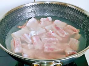 将排骨冷水下锅，大火烧开，煮2分钟。