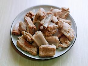 焯水的排骨用温水反复冲洗干净备用。