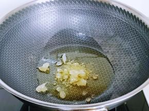 起油锅，加入冰糖，小火将其自然炒化。