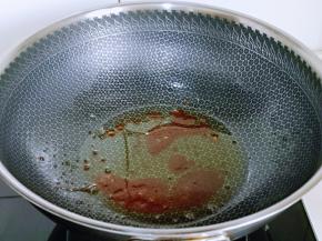 小火炒至褐色，注意火候，冰糖超过了会发苦。