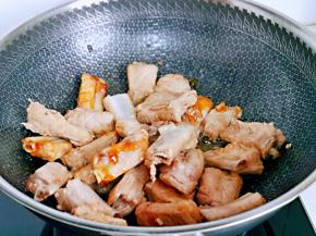 下入焯水的排骨，小火翻炒糖色。