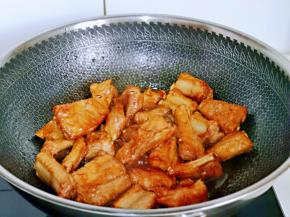 小火翻炒2分钟，使排骨均匀吸收了酱汁。