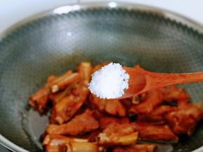 按个人口味加入盐，小火盖上盖子再焖炖5分钟。